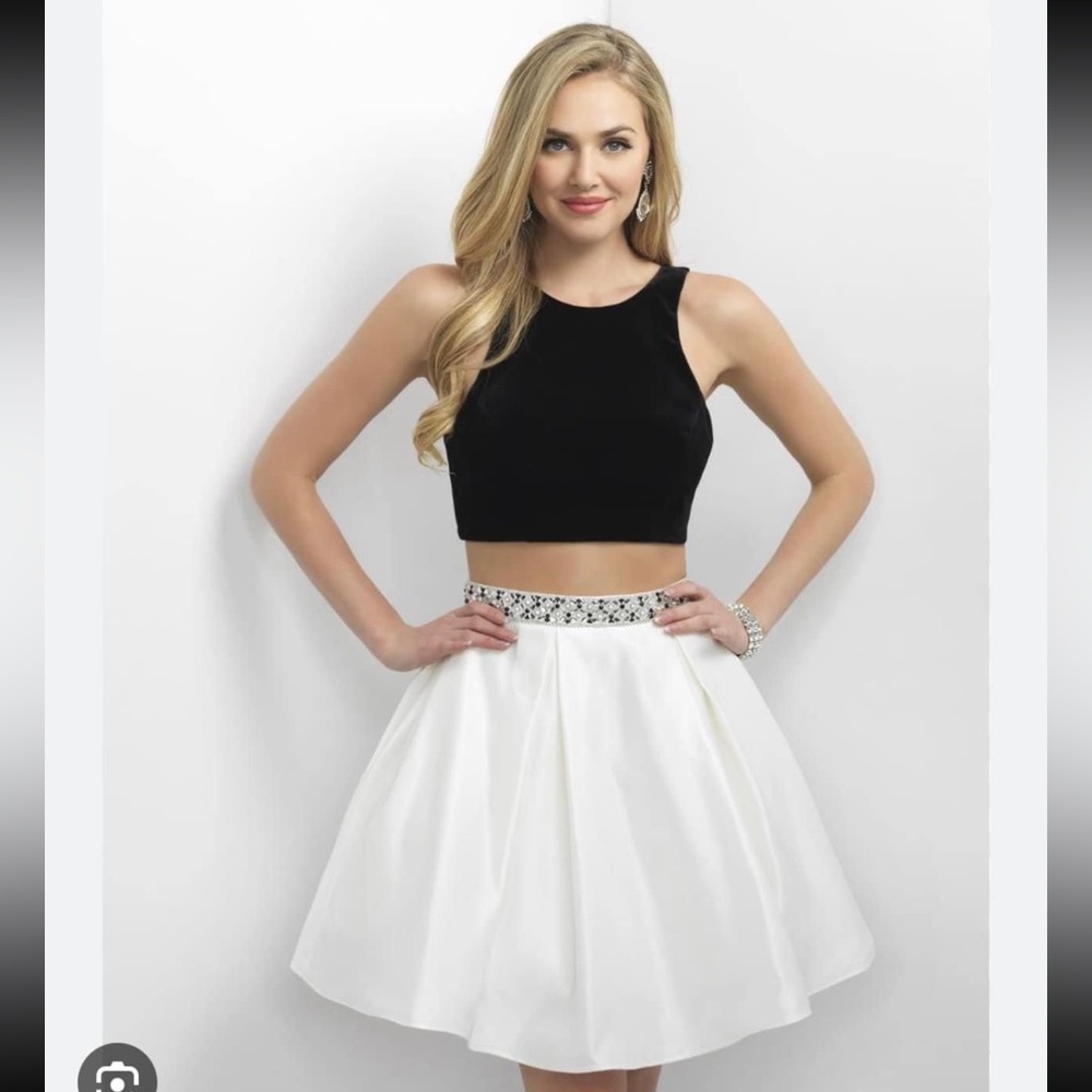 Size 0
2 piece short formal w/ Black Velvet top